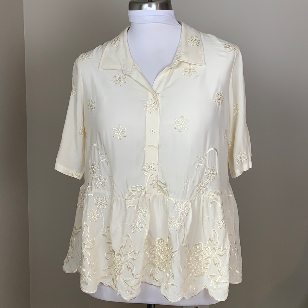 LABELLUM BY HILLARY SCOTT NWT Off White Peplum Short Sleeve Top Size Medium